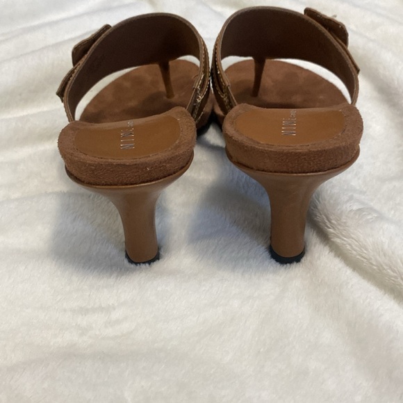 Womens size 9 tan leather thong low heeled sandals with buckle on the side. - Picture 3 of 9
